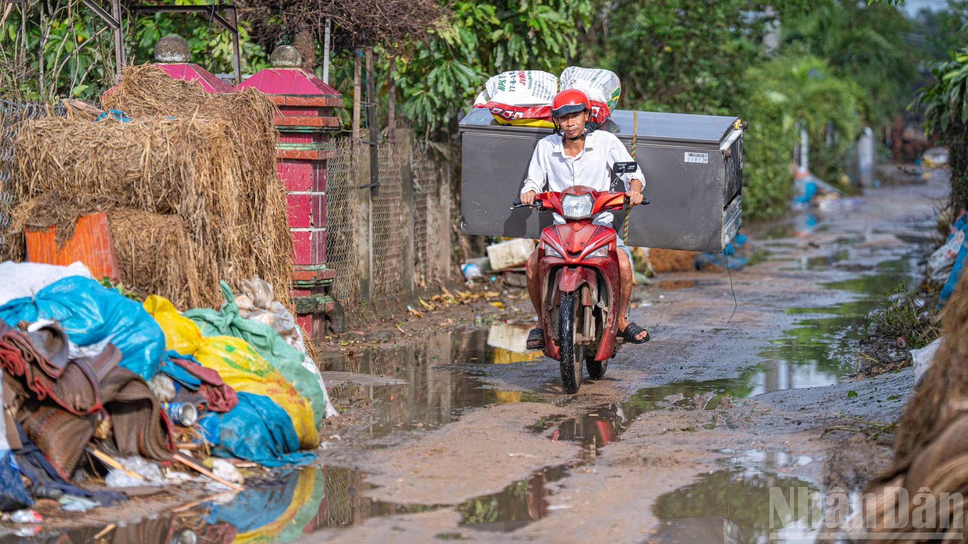 يتم إعادة الأصول التي تم جلبها إلى بر الأمان بواسطة السفن والقوارب في الأيام السابقة لخدمة العائلات. ndo_br_ss20.jpg