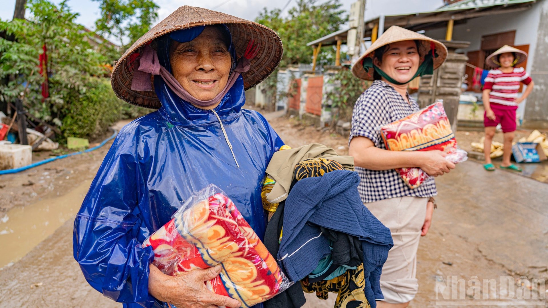 أعربت النساء عن سعادتهن بعد حصولهن على هدايا الإغاثة من المتبرعين. ndo_br_ss12.jpg