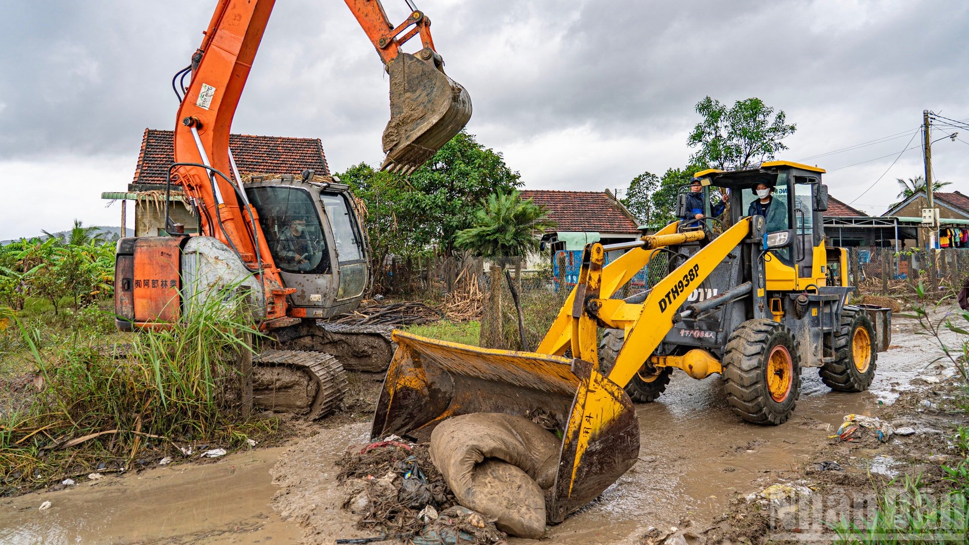يتم تشغيل الحفارات والمعدات الثقيلة ليلًا ونهارًا لتطهير طرق وأزقة القرية - الشرايين الرئيسية لاستقرار أنشطة العمل والإنتاج. ndo_br_ss2.jpg