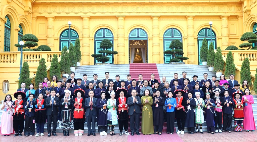 Delegationen av etniska minoriteter från Cao Bang-provinsen tog ett souvenirfoto med vicepresident Vo Thi Anh Xuan.