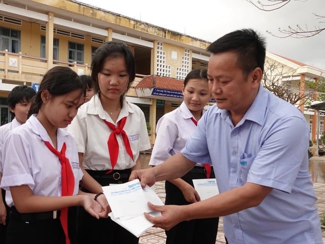 Hơi ấm từ một đám cưới đến với học sinh vùng lũ Gia Lai, Khánh Hòa - Ảnh 6.