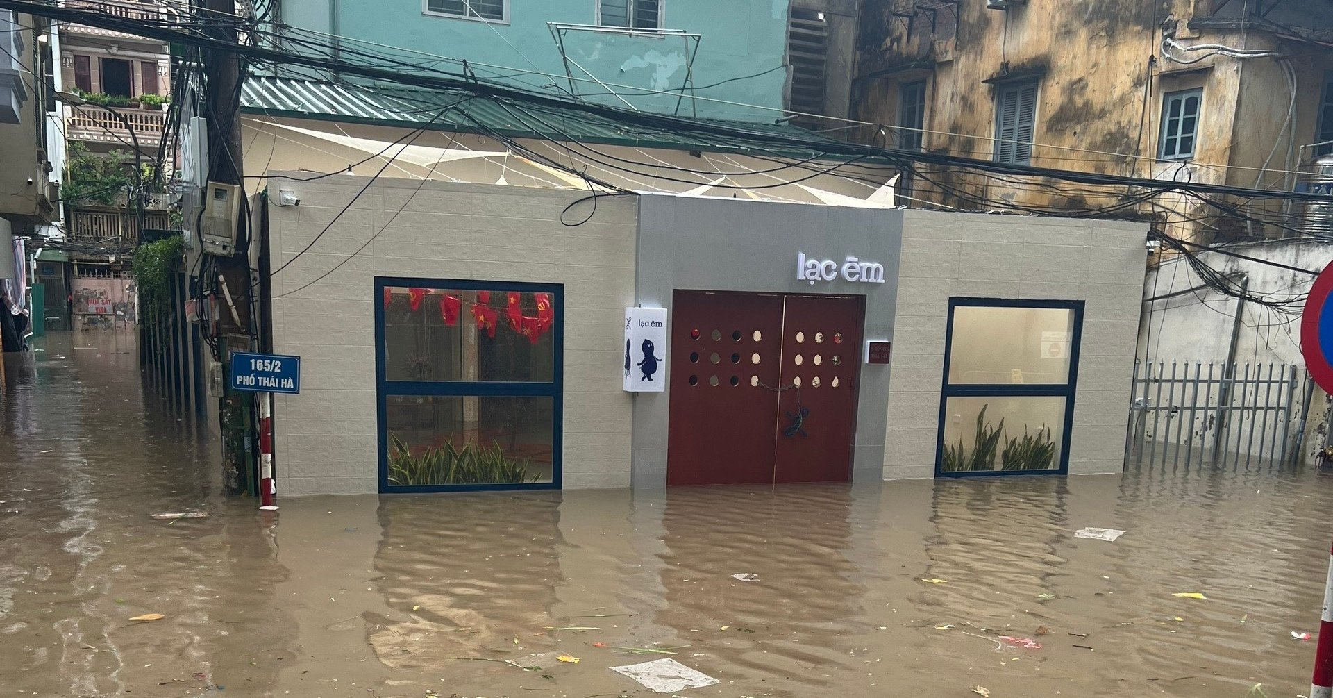 داغ‌ترین کافی‌شاپ هانوی بیش از یک ماه پیش افتتاح شد و پس از سیل ۹۰۱، از ۳ مورد آسیب دید.jpg