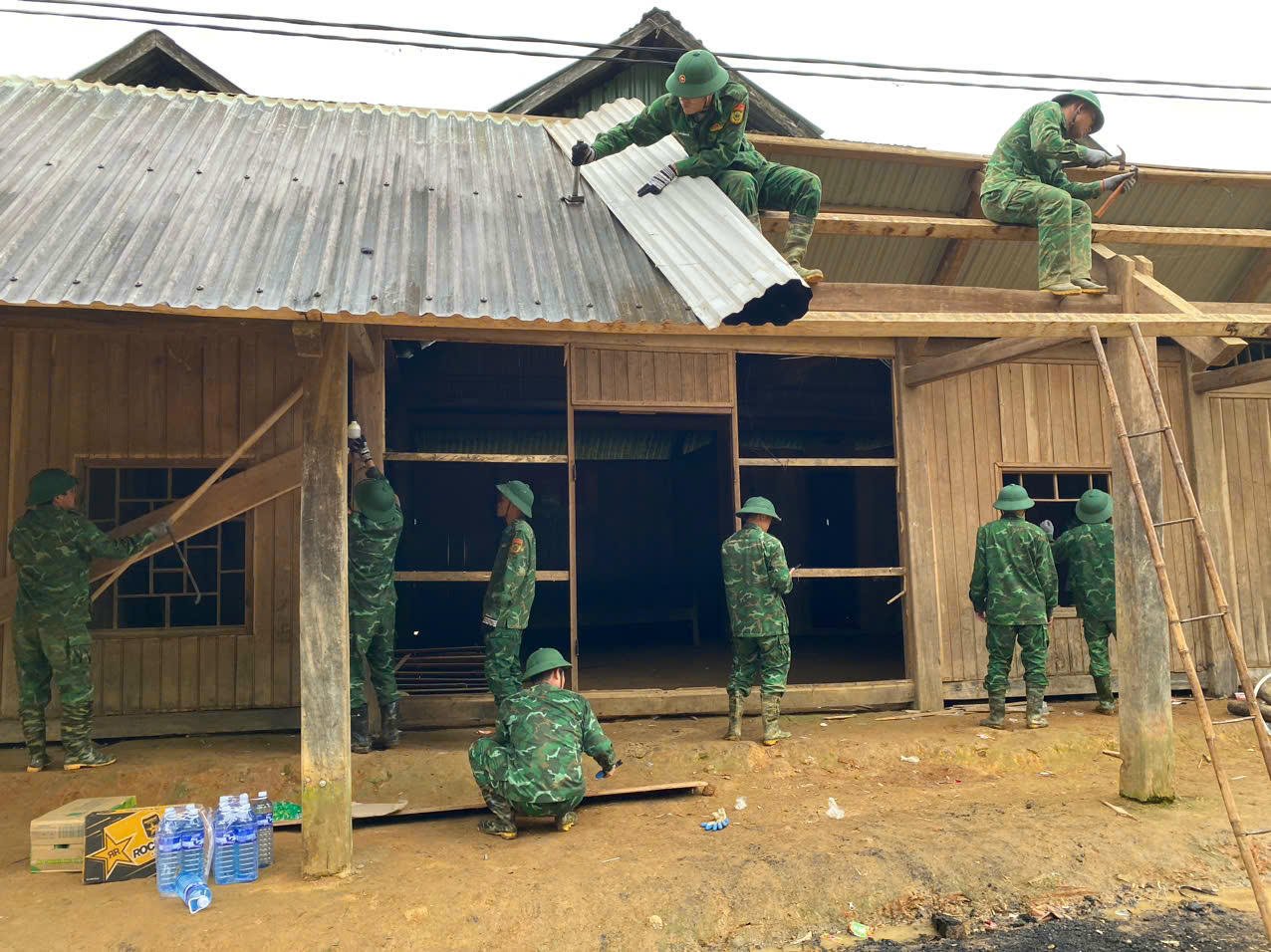 Soldiers rebuild houses for people in Hung Son commune (Da Nang). (Photo: V.V.Anh) 