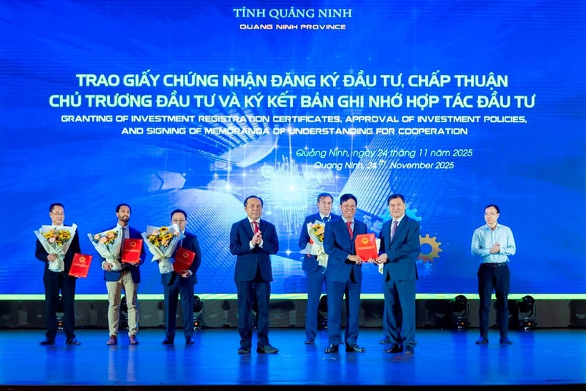 Um representante da FPT Corporation recebeu o certificado de registro de investimento para o projeto de construção de um Parque Tecnológico Digital concentrado e área auxiliar em Quang Ninh.