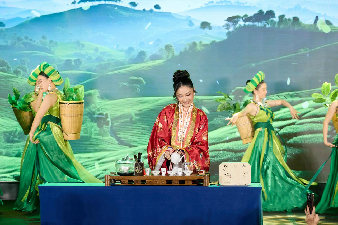 मिस टी नृत्य प्रदर्शन