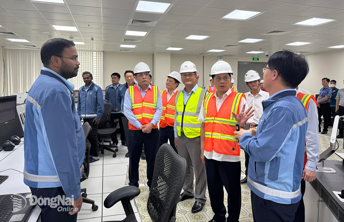 Místopředseda vlády Bui Thanh Son (druhý zprava) hovoří s dělníky a inženýry v projektu tepelných elektráren Nhon Trach 3 a Nhon Trach 4 20. listopadu. Foto: DVCC