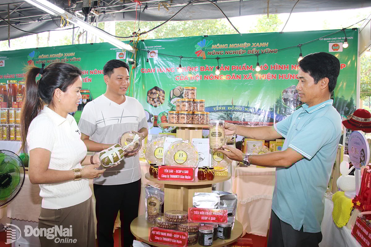 Thien Hung kommuns monter deltog i marknadsföringen och introduceringen av produkter på Dong Nai Agricultural Achievement Exhibition i oktober 2025. Foto: Hai Quan
