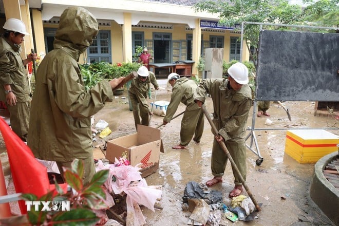 Policja wspiera sprzątanie placówek edukacyjnych w prowincji Dak Lak. (Zdjęcie: Tuan Anh/VNA)