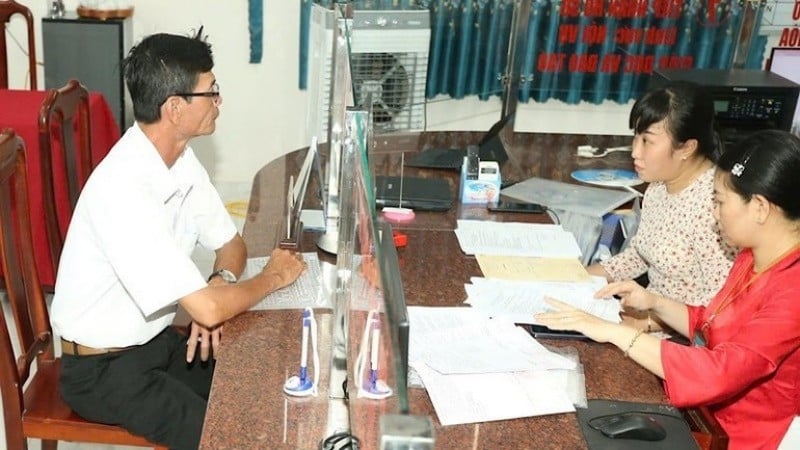 Чиновники коммуны помогают людям пройти административные процедуры. (Фото: газета Nhan Dan)