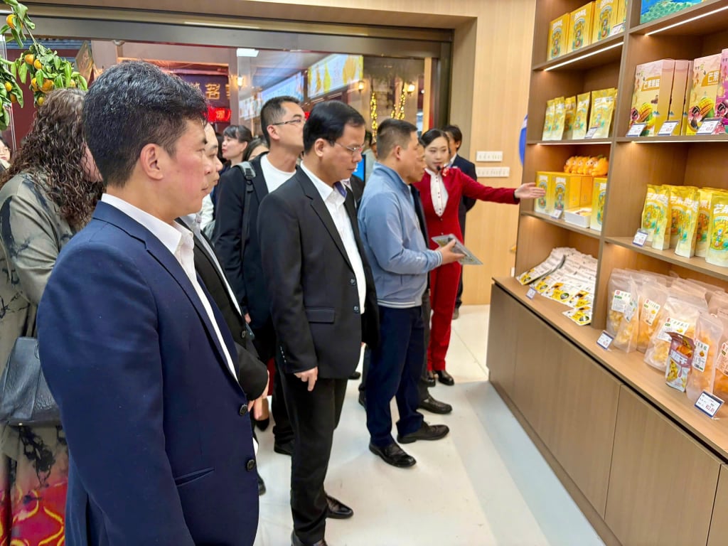 En delegation från Cao Bang-provinsen besökte mässmontern för nattturism och kulturkonsumtionsekonomi i staden Bach Sac.