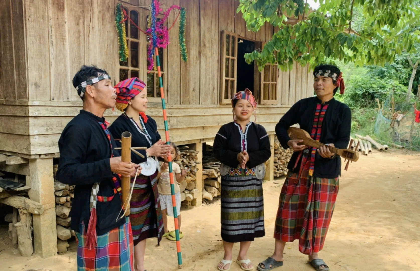 Учасники клубу традиційної культури 6-го класу комуни Кхесань займаються виконавським мистецтвом - Фото: К.С