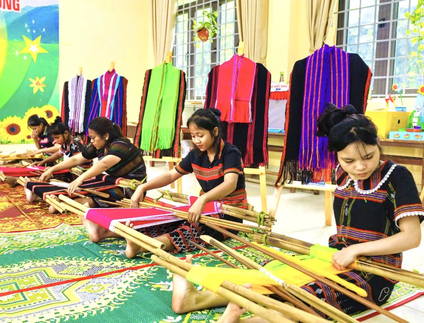 Учні початкової та середньої школи А. Тук беруть активну участь у заходах стартап-клубу з ткацтва та шиття традиційних костюмів - Фото: К.С