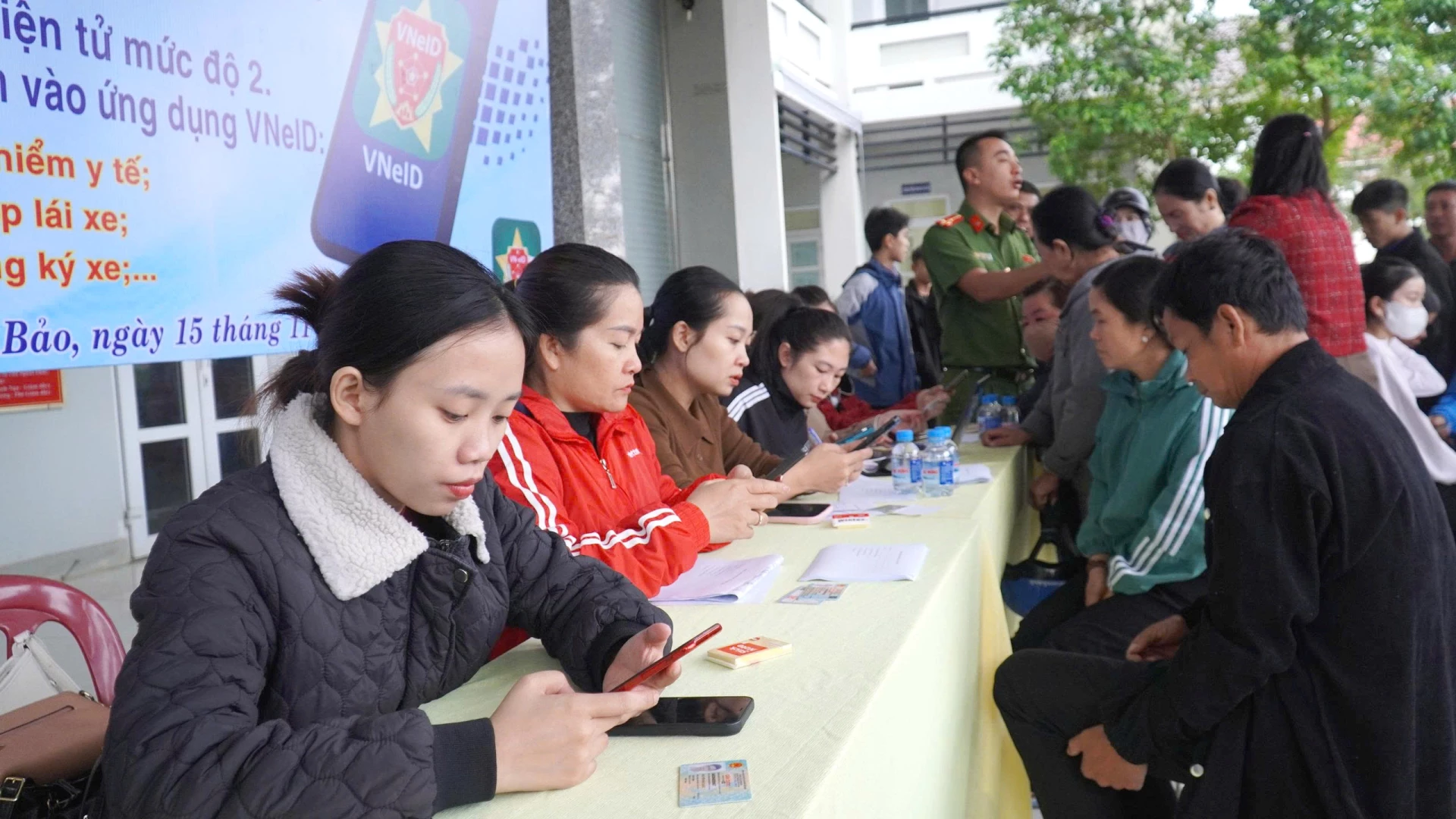 A Lao Bao Község Népi Bizottságának tisztviselőit mozgósították, hogy segítsenek az embereknek dokumentumokat integrálni a VNeID 2. szintű fiókjaiba - Fotó: D.V