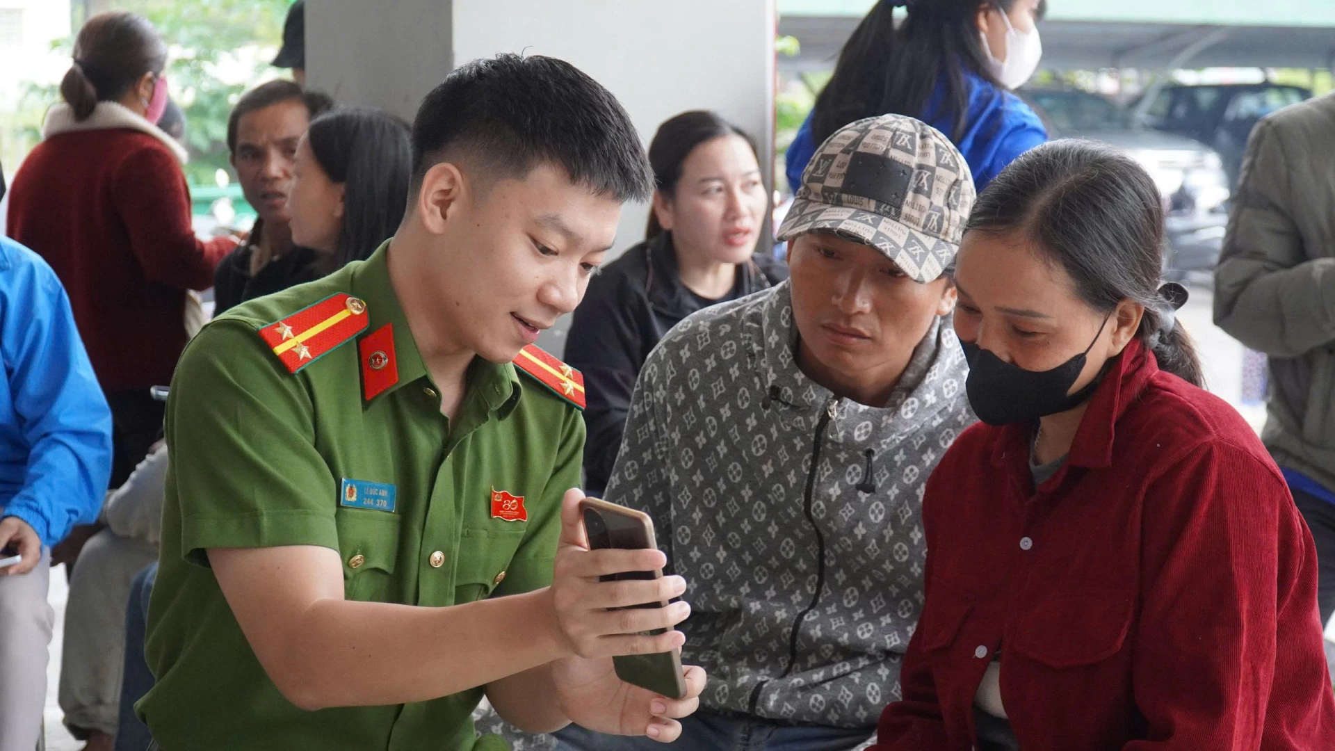 A Lao Bao községi rendőrség arra utasítja az embereket, hogy integrálják a dokumentumokat a VNeID 2. szintű fiókjaiba - Fotó: D.V