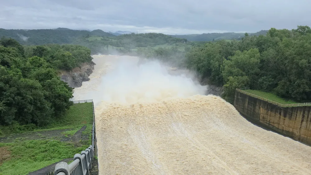 Dak Lak: Begäran om tre vattenkraftverk för att sänka vattennivåerna i sjöarna för att hantera översvämningar.