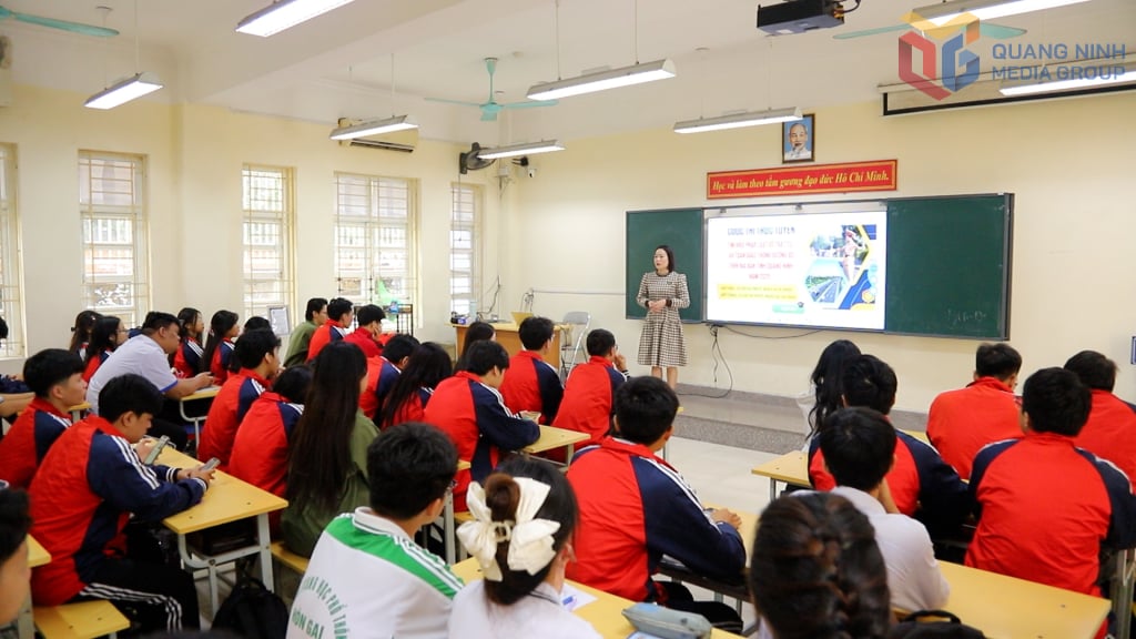 Profesores y alumnos de la Escuela Secundaria Hon Gai participaron en el concurso 