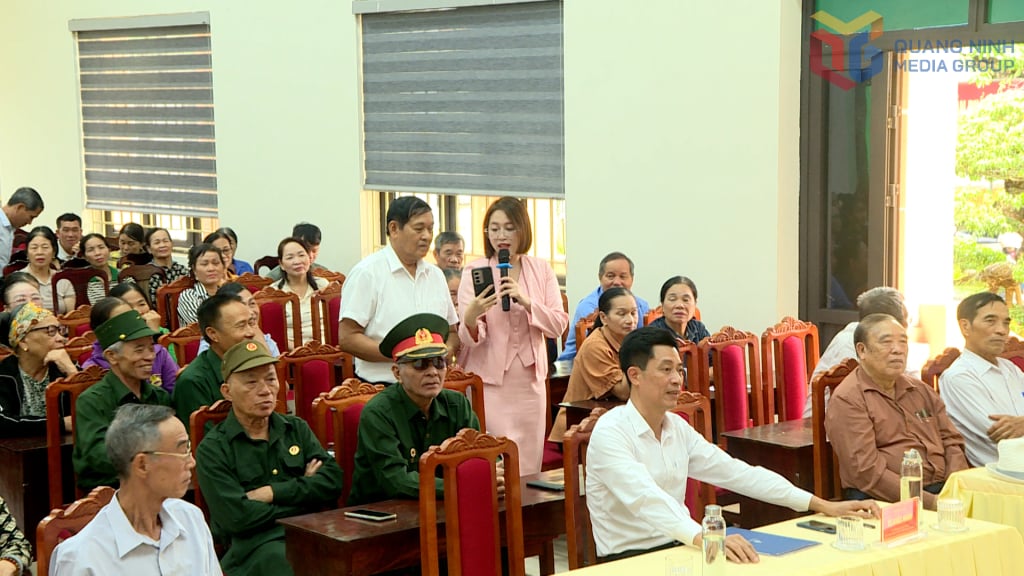 Conferencia sobre propaganda y difusión de leyes sobre seguridad en las redes sociales en el barrio de Lien Hoa, en respuesta al Día de la Ley de Vietnam 2025.