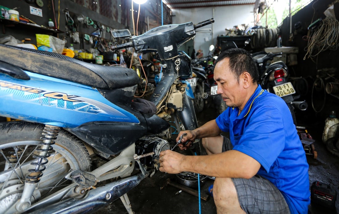 Hàng ngàn xe máy ngập lũ, phơi đầy đường ở Phú Yên cũ, người dân ngóng thợ sửa xe và phụ tùng - Ảnh 2.