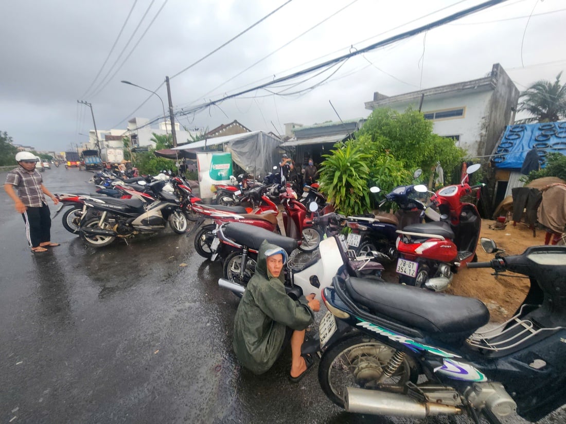Hàng ngàn xe máy ngập lũ, phơi đầy đường ở Phú Yên cũ, người dân ngóng thợ sửa xe và phụ tùng - Ảnh 3.