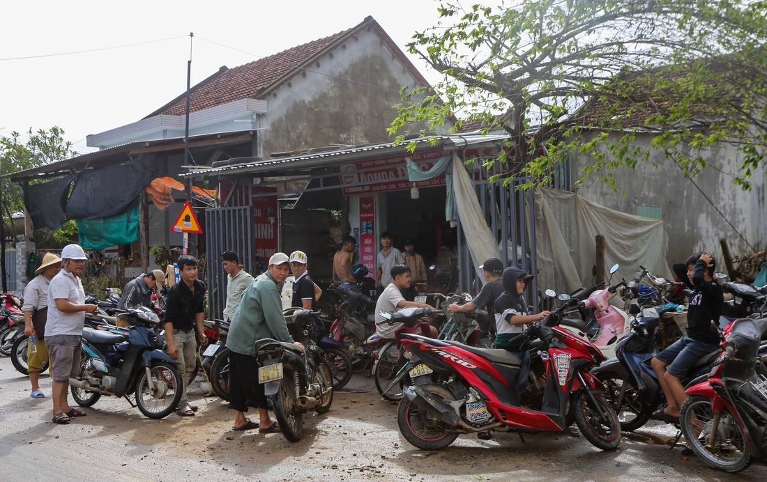Hàng ngàn xe máy ngập lũ, phơi đầy đường ở Phú Yên cũ, người dân ngóng thợ sửa xe và phụ tùng - Ảnh 10.