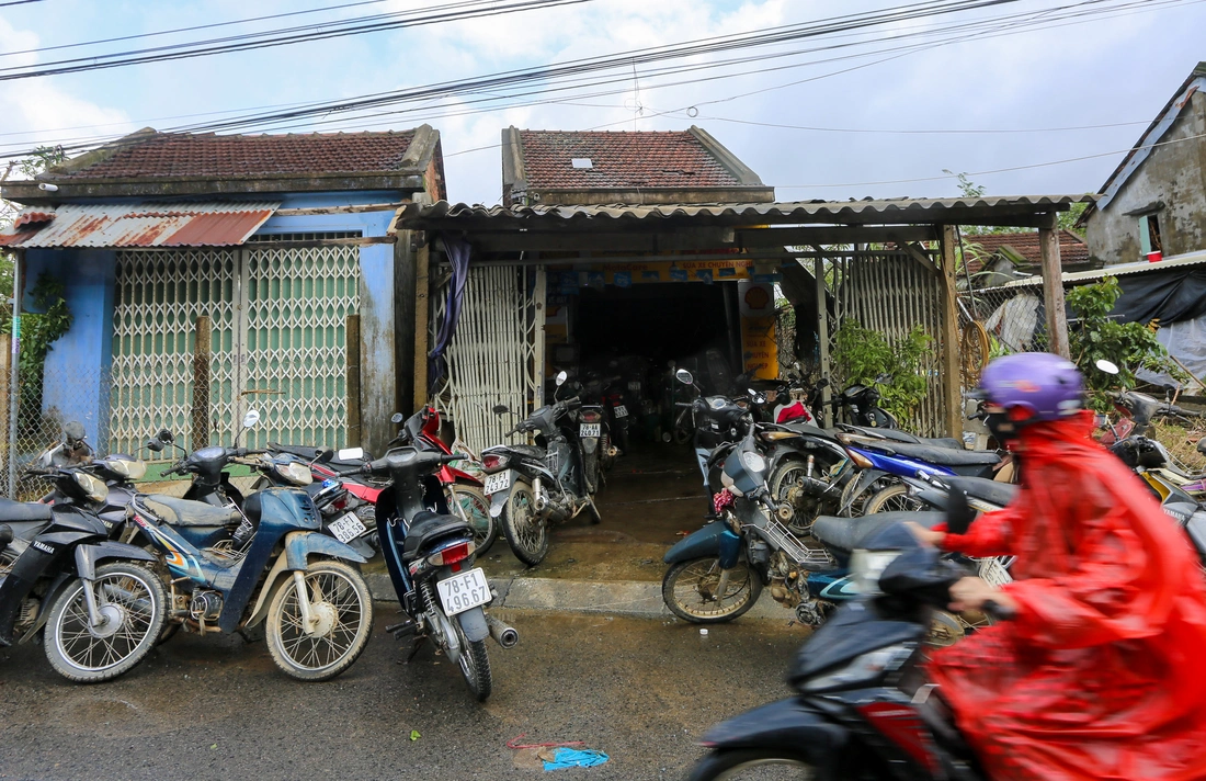 Hàng ngàn xe máy ngập lũ, phơi đầy đường ở Phú Yên cũ, người dân ngóng thợ sửa xe và phụ tùng - Ảnh 11.