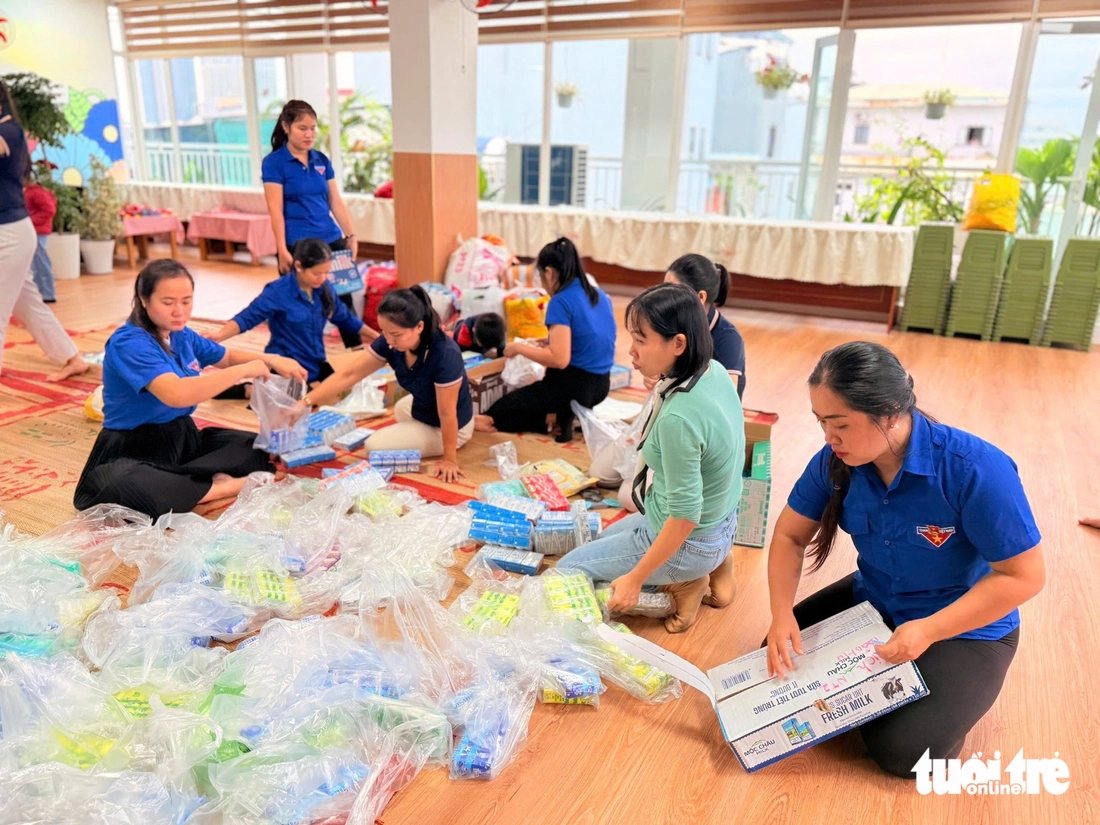 Thương lắm trẻ mầm non gói từng đôi dép 'còn dùng tốt' gửi bạn vùng lũ - Ảnh 8.