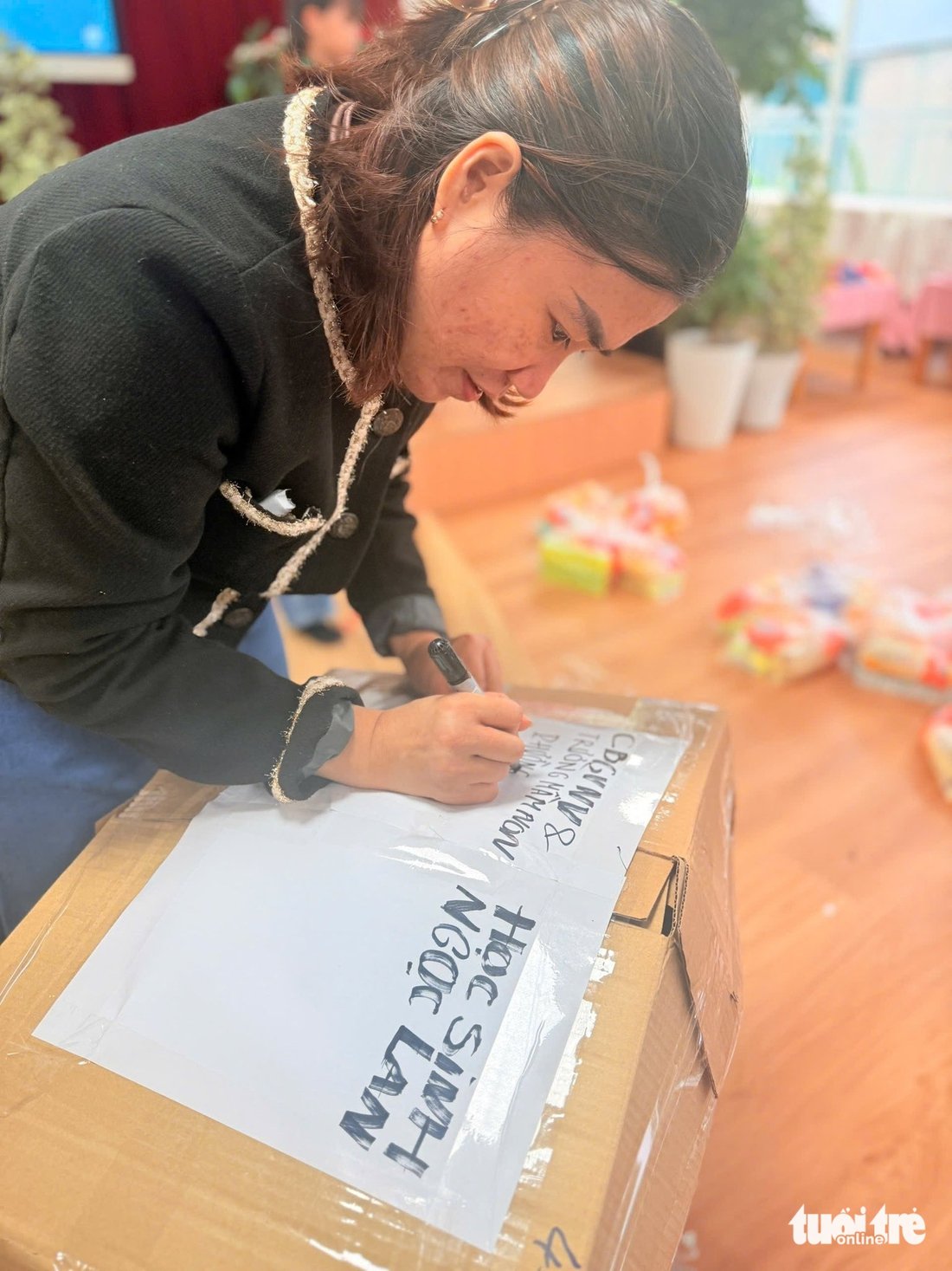 Thương lắm trẻ mầm non gói từng đôi dép 'còn dùng tốt' gửi bạn vùng lũ - Ảnh 9.