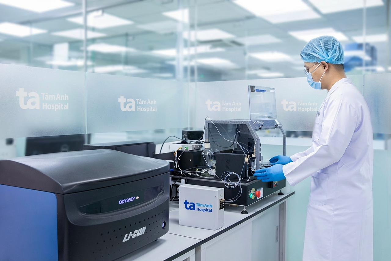 Специалисты испытательного центра больницы Тамань используют систему BioDot (США) с использованием технологии Q-MAC для выявления антител к вирусу гепатита D, возбудителю рака печени. Фото: Больница Тамань