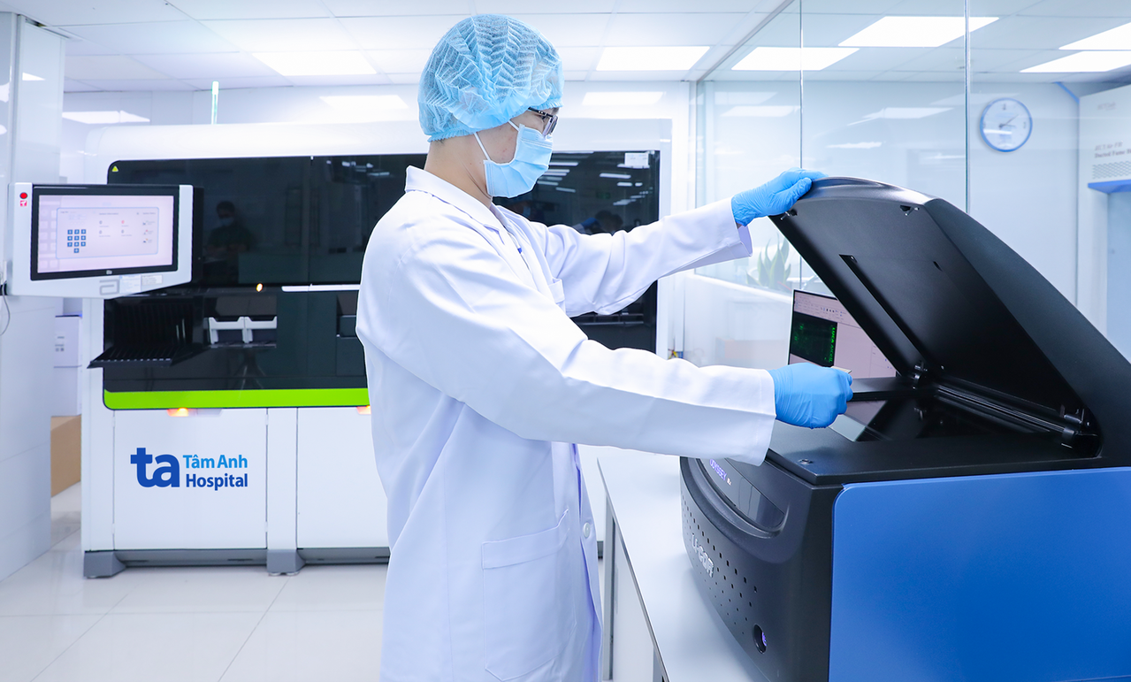 Технический специалист в испытательном центре работает с системой LI-COR Odyssey DLx (США) — цифровым флуоресцентным анализатором, используемым для анализа результатов тестов на антитела к вирусу гепатита D. Фото: Больница общего профиля Тамань