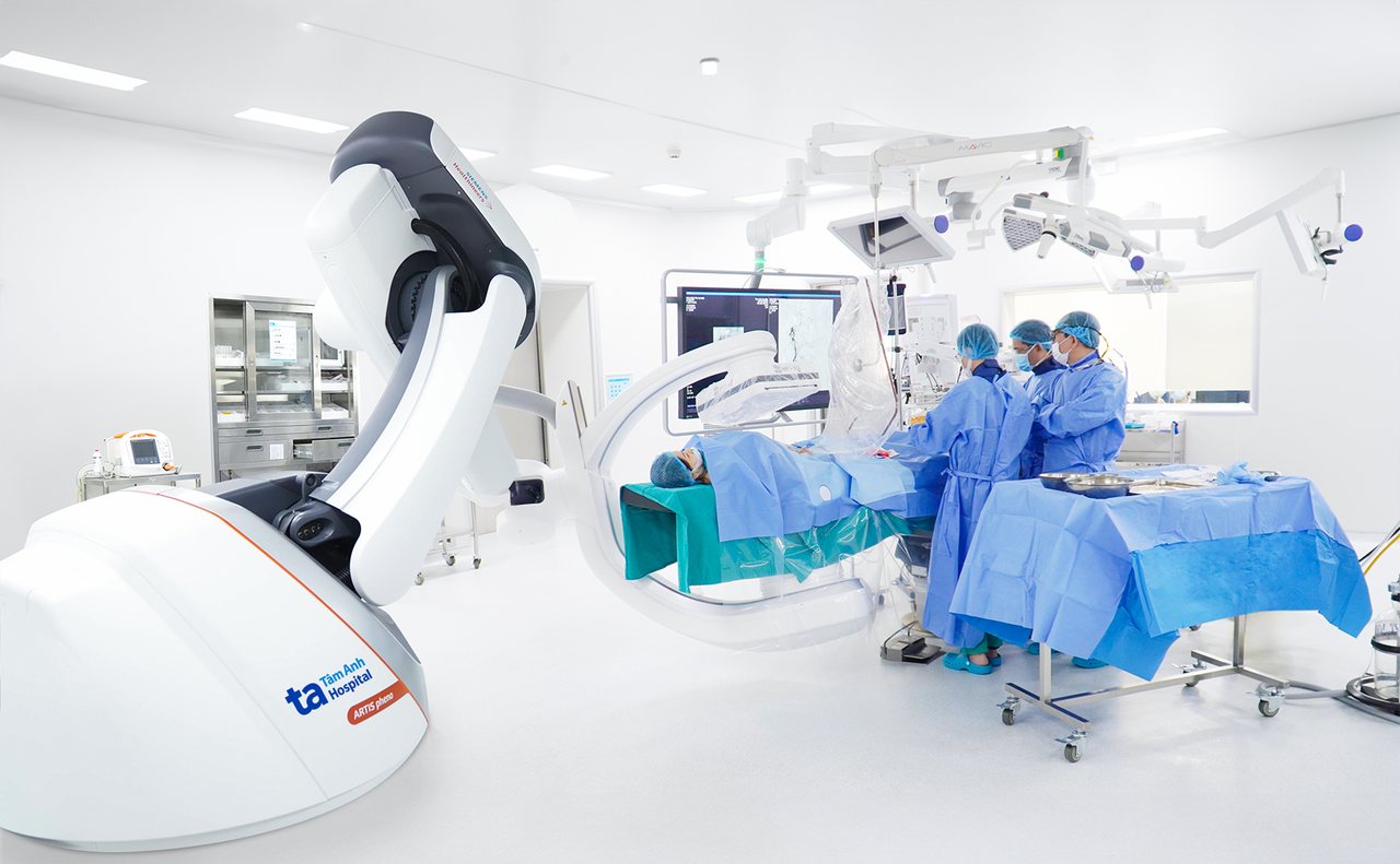 Больница общего профиля Тамань оснащена современной роботизированной системой ангиографии Artis Pheno, которая помогает врачам проводить сосудистые вмешательства (например, транскатетерную артериальную артериальную эмболизацию) для блокирования кровеносных сосудов, питающих опухоли печени, тем самым помогая сохранить больше здоровой печеночной ткани. Фото: Больница общего профиля Тамань