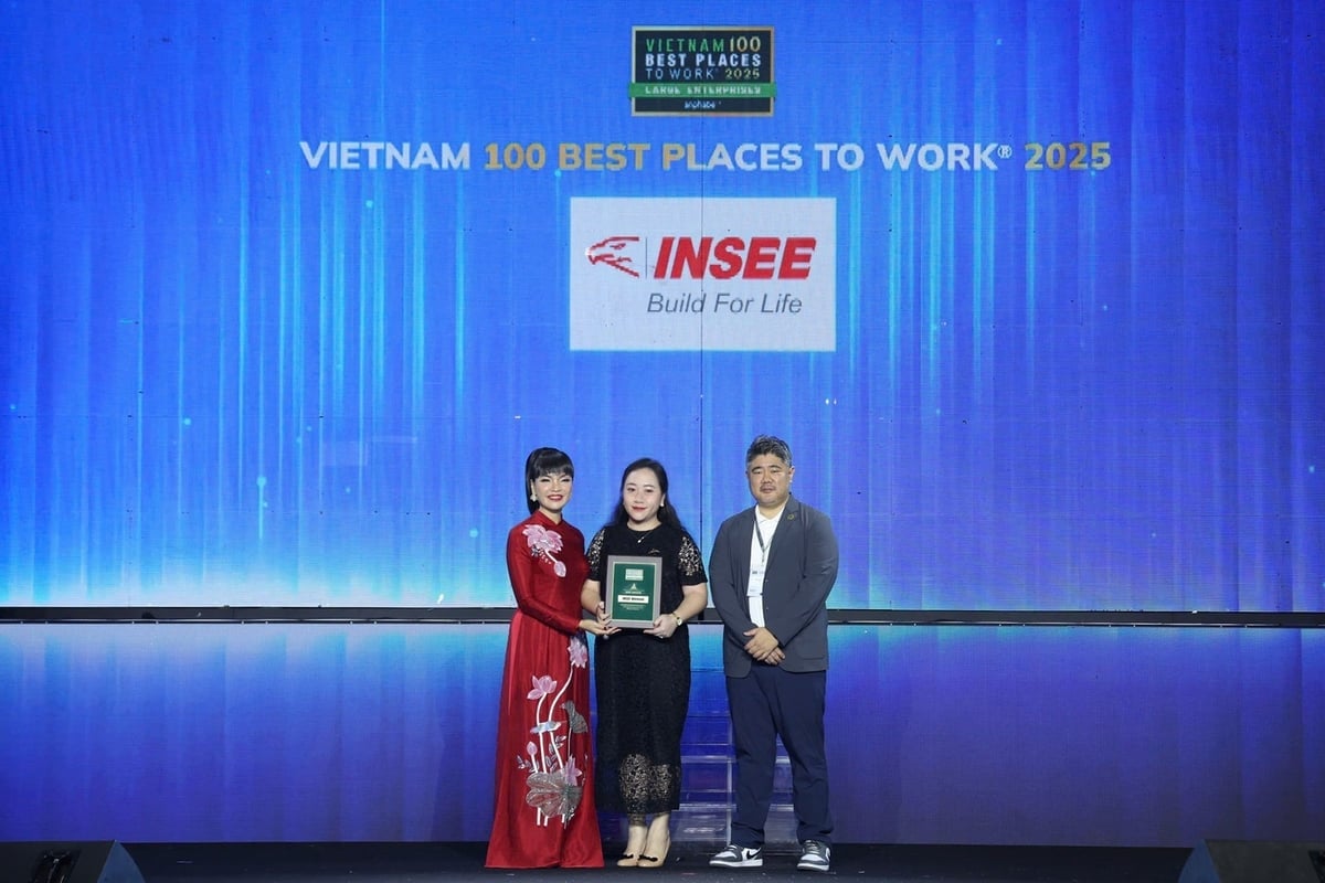 Bà Võ Thị Thanh Trúc, Giám đốc Nhân sự INSEE Việt Nam nhận giải thưởng Top 100 Nơi làm việc tốt nhất Việt Nam năm 2025. Ảnh: Khánh Loan.