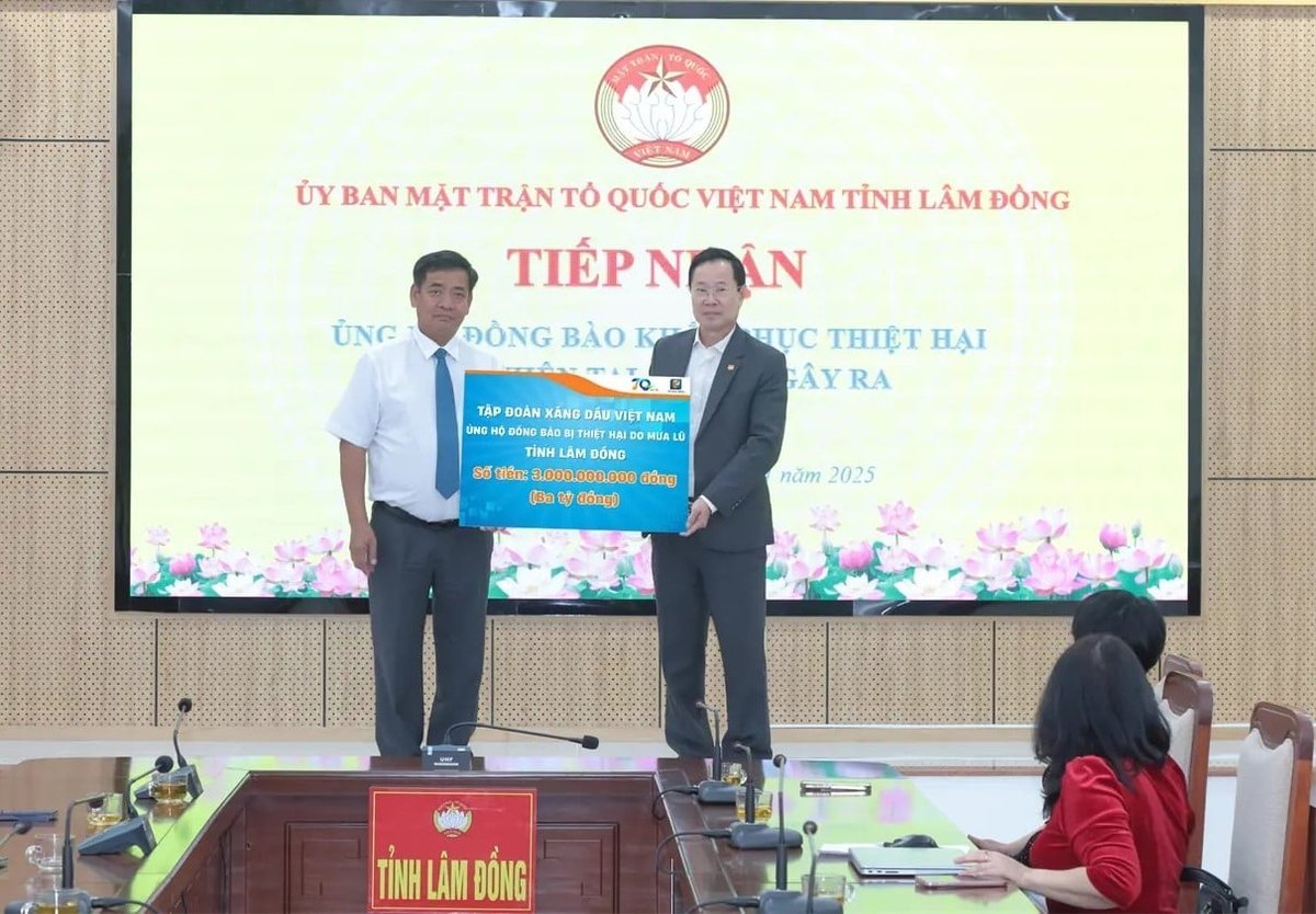 Ông Đào Hoài Nam - Bí thư Đảng ủy, Chủ tịch Công ty TNHH MTV Petrolimex Lâm Đồng (bìa trái) thừa ủy quyền Lãnh đạo Tập đoàn Xăng dầu Việt Nam trao số tiền 3 tỷ đồng ủng hộ người dân tỉnh Lâm Đồng khắc phục hậu quả thiên tai. Ảnh: Petrolimex.