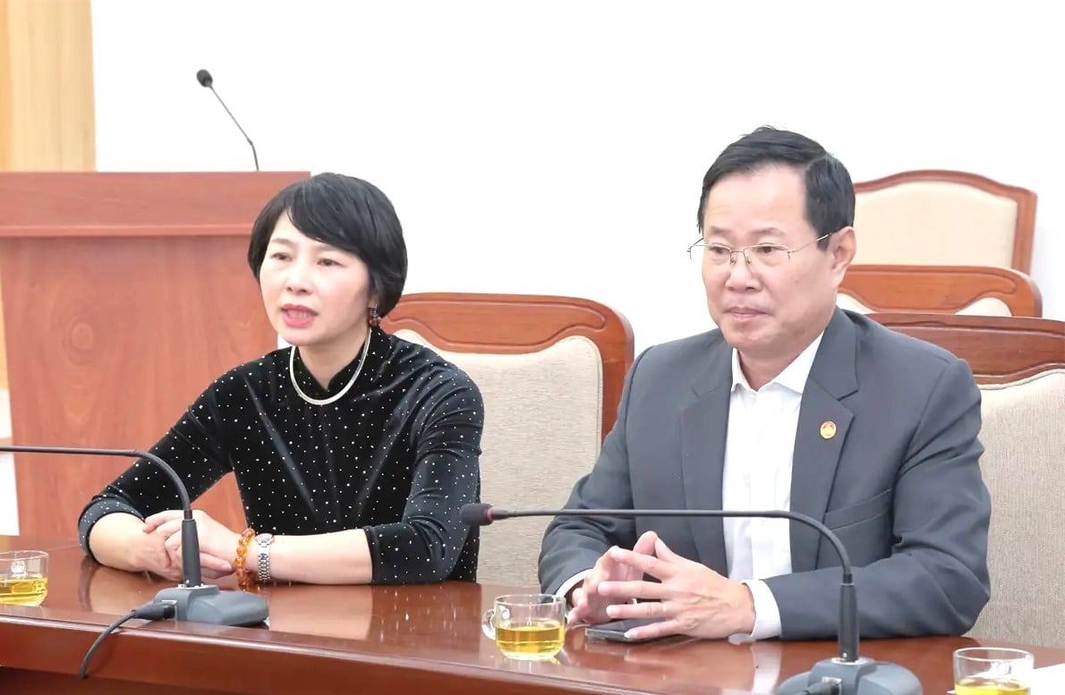 Bà Phạm Thị Phúc - Phó Bí thư Tỉnh ủy, Chủ tịch Ủy ban MTTQ Việt Nam tỉnh Lâm Đồng và ông Phạm Triều - Ủy viên Ban Thường vụ, Phó Chủ tịch Thường trực Ủy ban MTTQ Việt Nam tỉnh Lâm Đồng cảm ơn sự hỗ trợ của Petrolimex. Ảnh: Petrolimex.