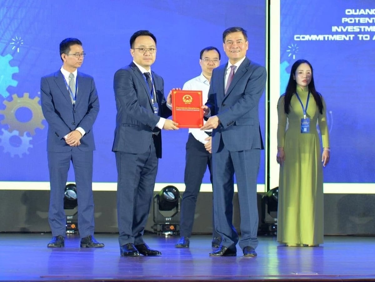 Chủ tịch UBND tỉnh Quảng Ninh (bên phải) trao quyết định chấp thuận chủ trương đầu tư Dự án Trung tâm xử lý chất thải rắn, trồng cây ăn quả, rau sạch chất lượng cao và công viên cây xanh tại xã Thống Nhất của Tập đoàn Indevco. Ảnh: Thu Thảo. 