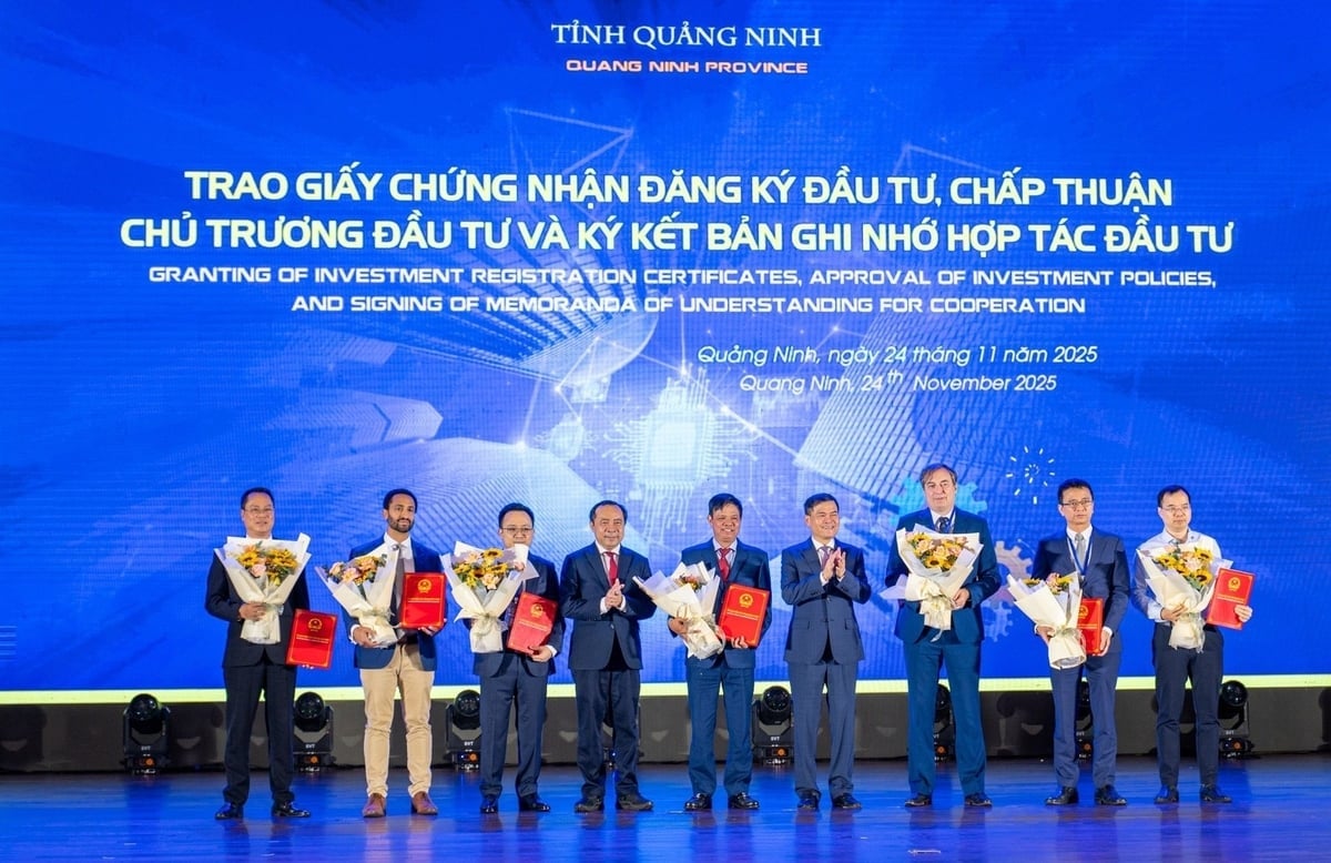 Các nhà đầu tư nhận quyết định chấp thuận chủ trương đầu tư, chứng nhận đăng ký đầu tư cho các dự án tại hội nghị. Ảnh: Thu Thảo. 