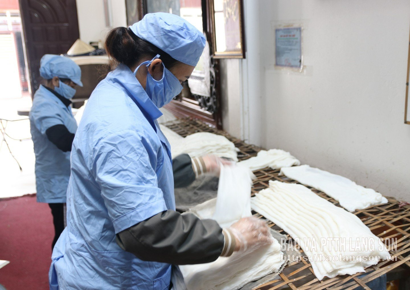 Pracownicy układają świeży makaron pho.