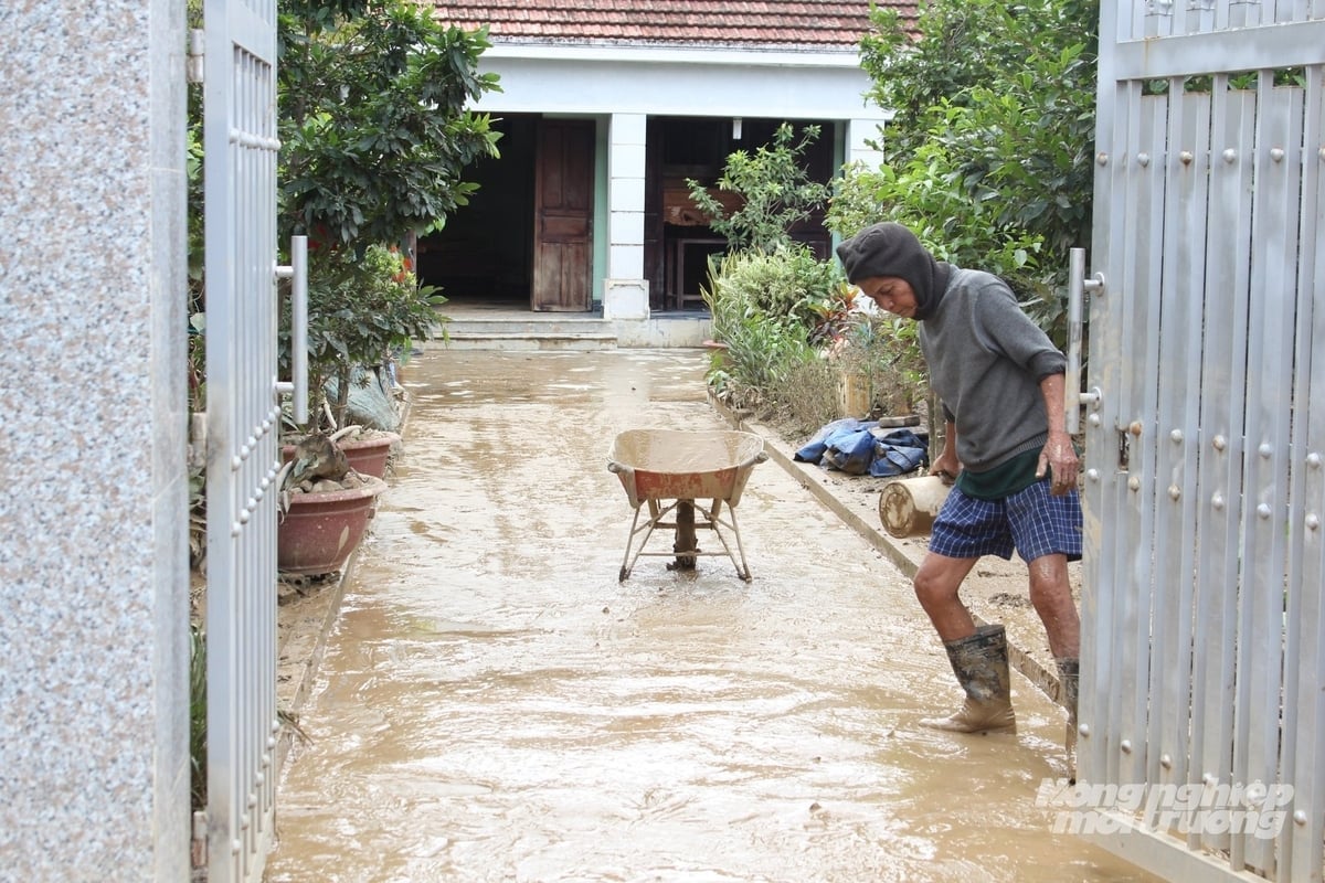 Căn nhà của cụ ông ở thôn Trung 1, xã Diên Điền ngập trong bùn non. Ảnh: Phương Chi.
