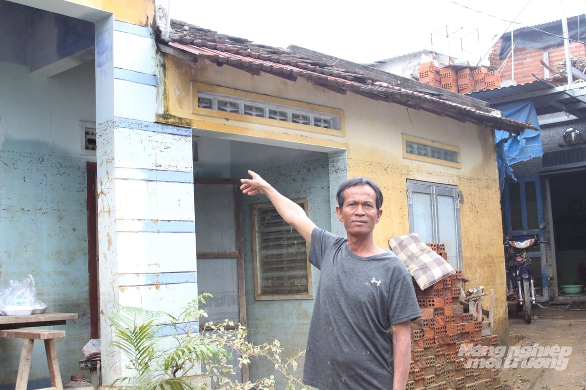 Ông Châu Văn Sinh ở thôn Đông 1, xã Diên Điền bàng hoàng kể lại giây phút nước lũ sắp nuổt chửng căn nhà của mình. Ảnh: Phương Chi.