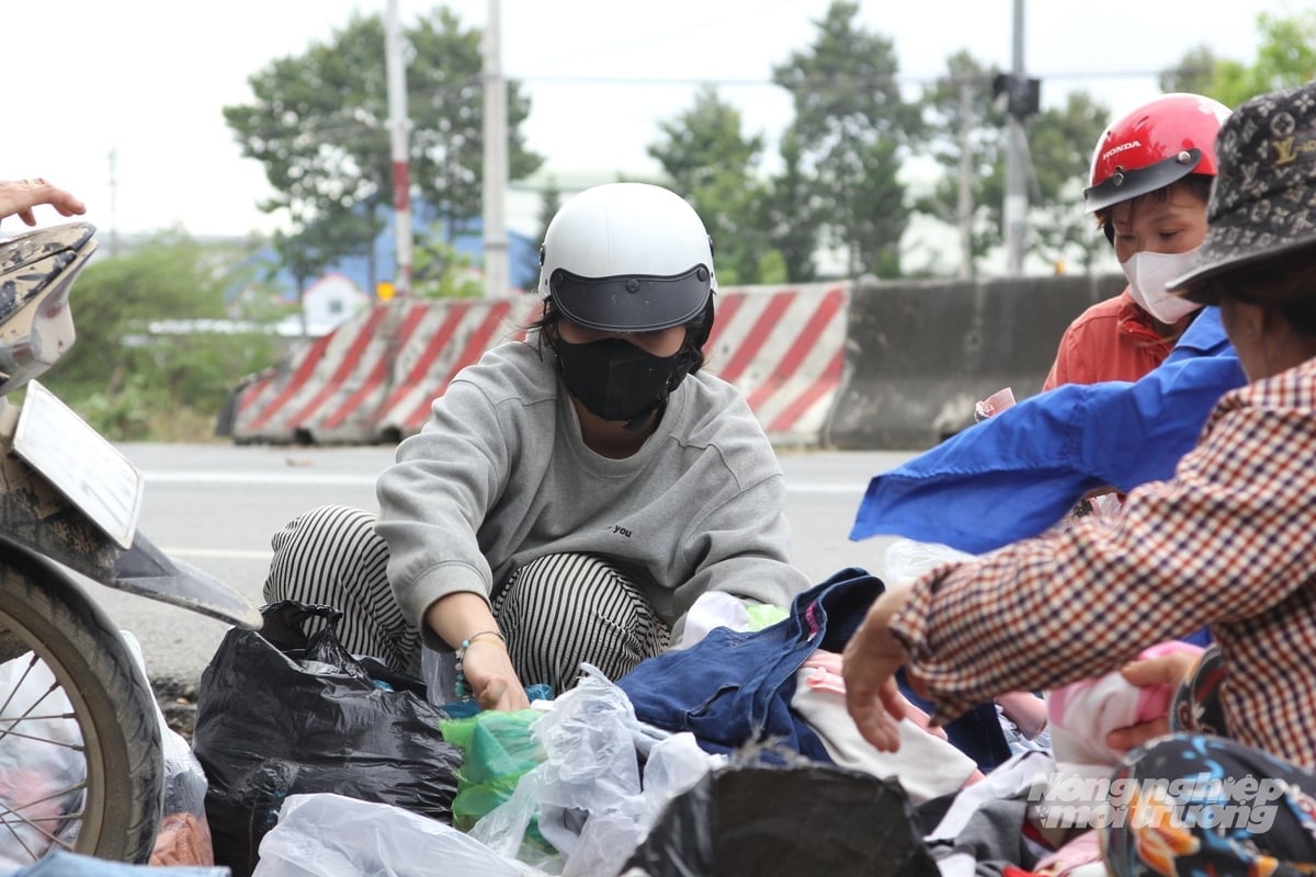 Nước lũ nhấn chìm và làm hư hỏng tất cả đồ đạc, giờ người dân chỉ trông chờ vào những suất cơm, quần áo, chăn mền... từ những đoàn cứu trợ. Ảnh: Phương Chi.