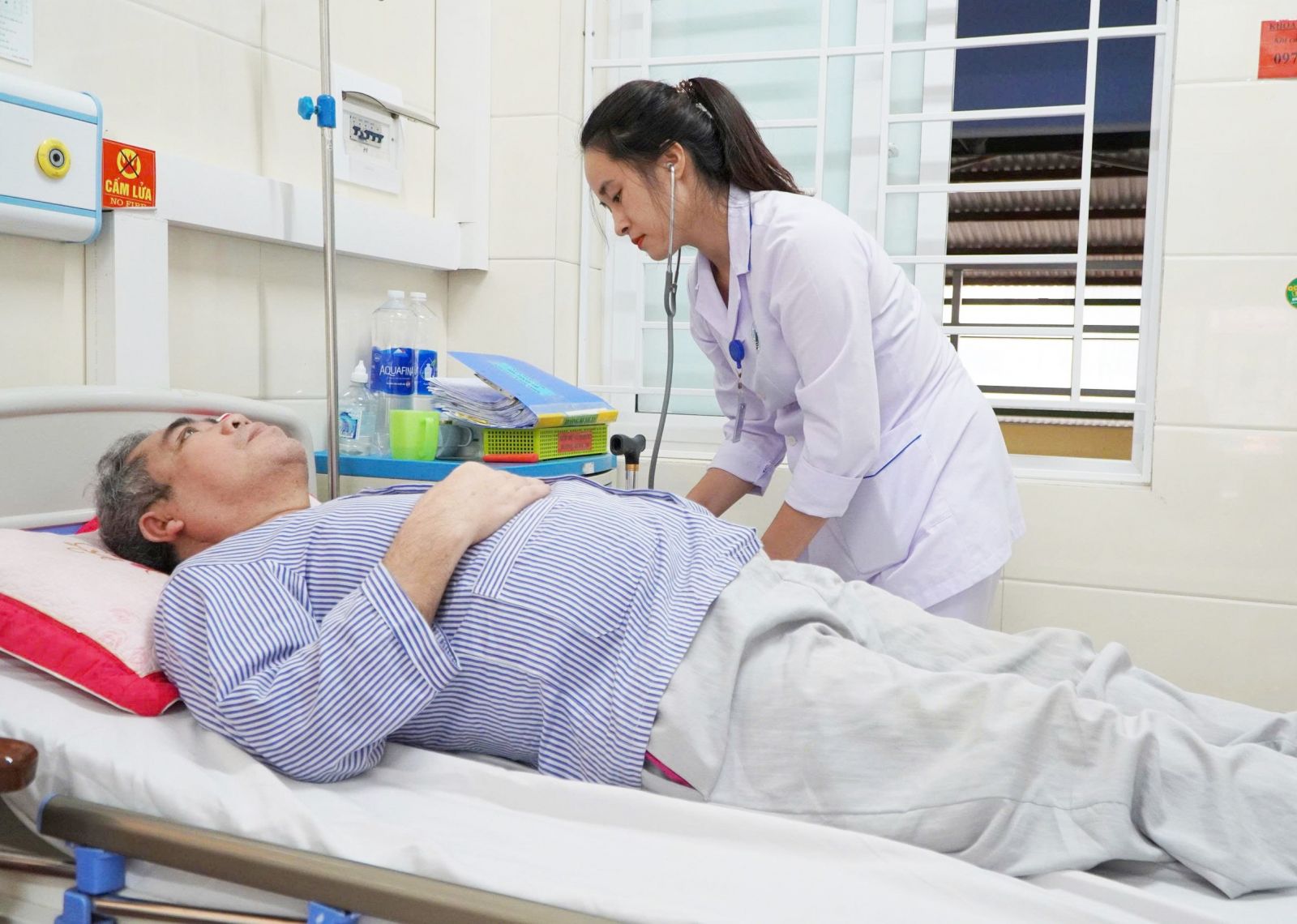 Bác sĩ khuyến cáo phòng bệnh cho người già và trẻ em khi nhiệt độ giảm mạnh- Ảnh 1.