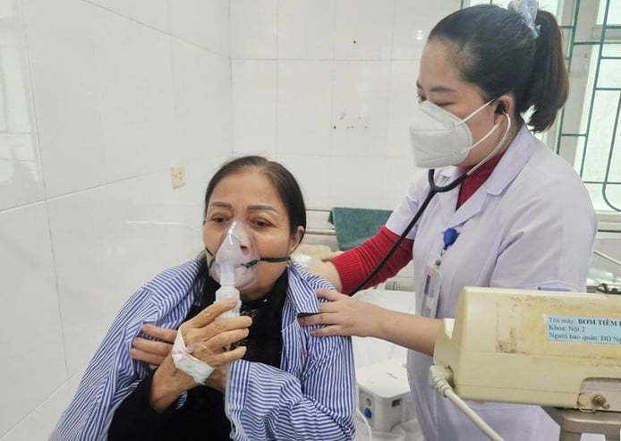 Bác sĩ khuyến cáo phòng bệnh cho người già và trẻ em khi nhiệt độ giảm mạnh- Ảnh 2.