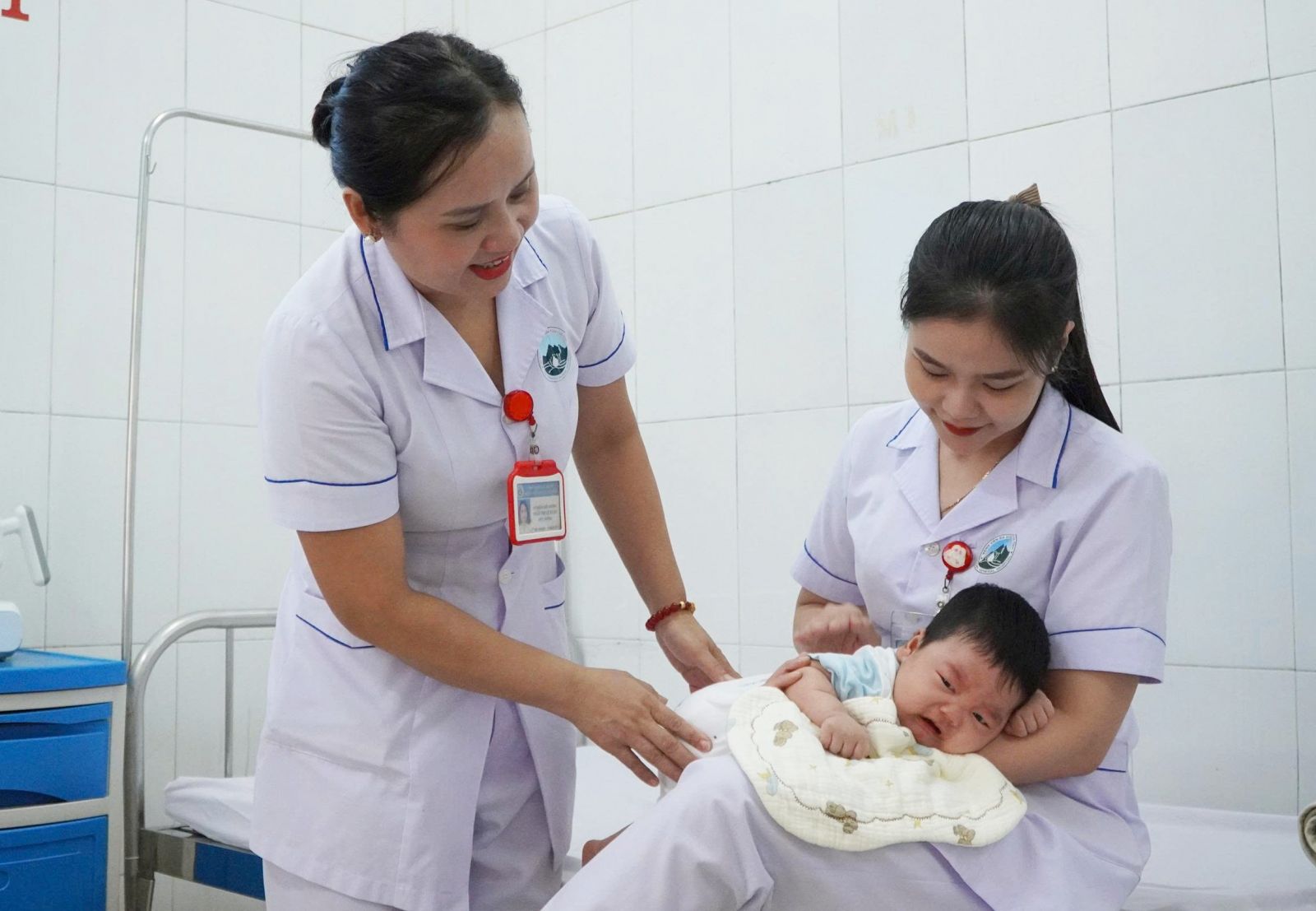 Bác sĩ khuyến cáo phòng bệnh cho người già và trẻ em khi nhiệt độ giảm mạnh- Ảnh 3.