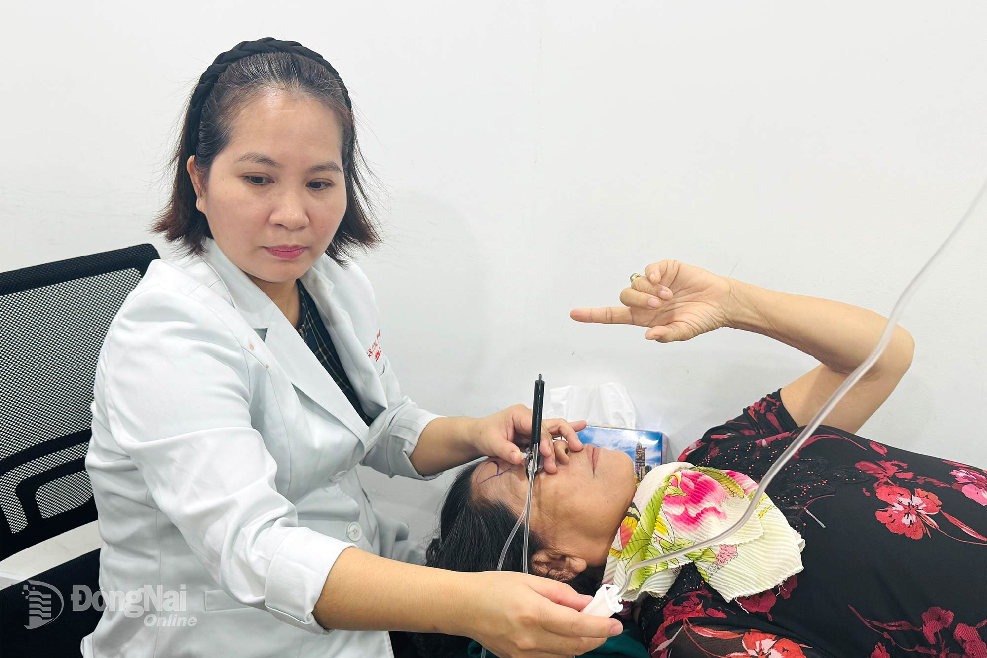 Un médico realiza una ecografía ocular a un paciente en el Hospital Oftalmológico Dong Nai de Hanói. Foto: An Yen