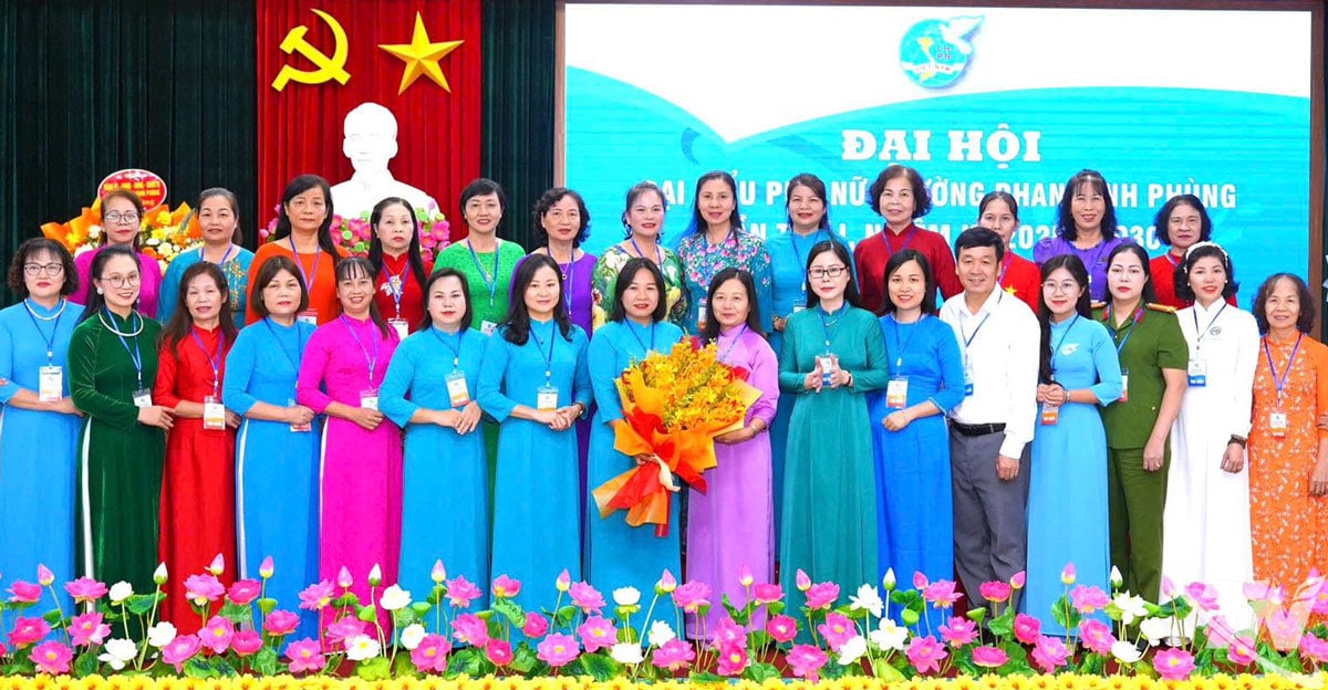 Pada kongres perwakilan wanita di peringkat komune bagi penggal 2025-2030 di wilayah itu, unit tersebut memilih lebih 2,200 wanita untuk menyertai jawatankuasa eksekutif. Dalam foto: Perwakilan mengucapkan tahniah kepada Jawatankuasa Eksekutif Kesatuan Wanita wad Phan Dinh Phung untuk penggal baharu.