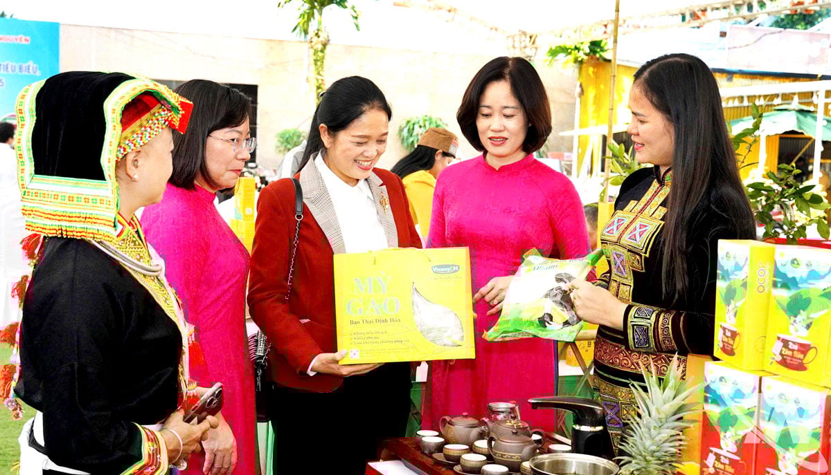 Mengalu-alukan Kongres Pertama Perwakilan Wanita Wilayah Thai Nguyen, penggal 2025-2030, Kesatuan Wanita Wilayah menganjurkan paparan, pengenalan, penyambungan dan penggunaan produk tipikal, produk pertanian selamat dan produk OCOP ahli dan wanita.
