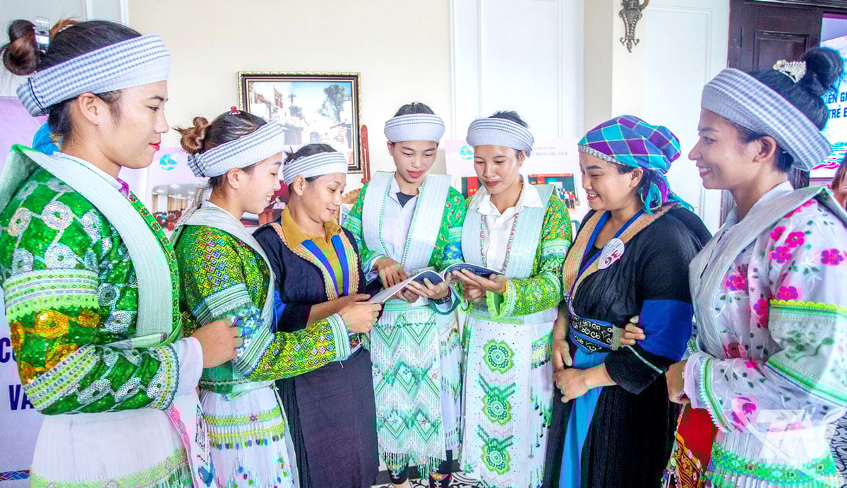 Wanita etnik Mong di komune Vo Nhai mengambil bahagian dalam Festival model komunikasi untuk menghapuskan prasangka jantina, mencegah keganasan rumah tangga, dan pemerdagangan wanita dan kanak-kanak, yang dianjurkan oleh Kesatuan Wanita Wilayah.