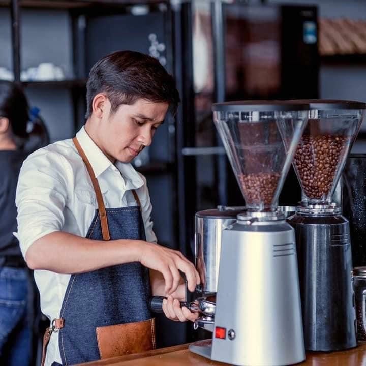 Anh Lê Văn Hoàng luôn nỗ lực từng ngày tự mày mò, tìm hiểu và phá chế các loại cà phê khác nhau để có tính đặc trưng. Ảnh: Nhân vật cung cấp.