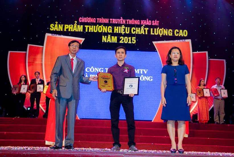 Với những đóng góp thiết thực cho phát triển nông nghiệp bền vững, Lê Văn Hoàng đã được trao tặng nhiều chứng nhận, bằng khen. Ảnh: Nhân vật cung cấp.