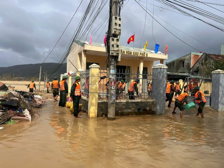 Gia Lai: Tập trung khắc phục hậu quả mưa lũ và ứng phó áp thấp nhiệt đới- Ảnh 1.