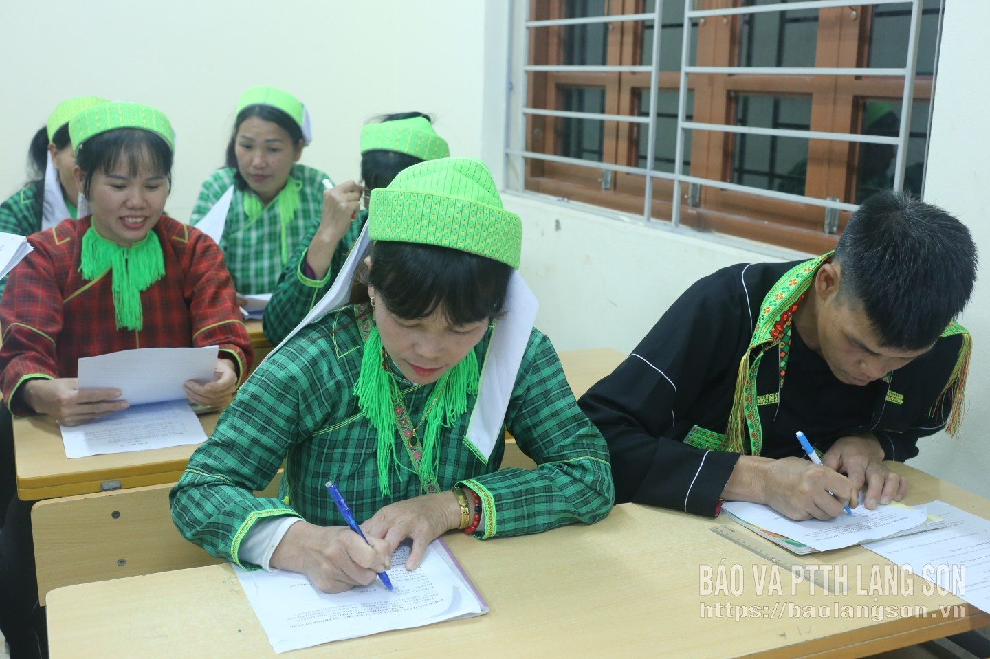 Pelajar menghadiri kelas literasi petang di Sekolah Rendah Ba Son.